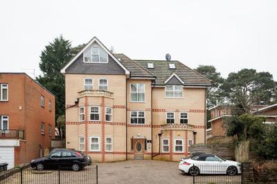 Stunning Contemporary Apartment - Free Parking - 5 Minute Walk To The Beach - Great Location - Fast WiFi - Smart TV With Netflix Included - Contractor Frie