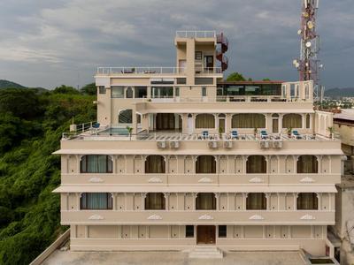 Raj Kuber - A Boutique Lake View Hotel