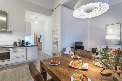 The Goethe Group Loft, 2 BR, 2 bath rooms, one living room, family friendly, 2-5 Guests