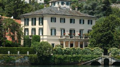 State of the art home suite with 180 degree panoramic lake view, pool and spa sleeping up to 10 guests by Italian Apartments