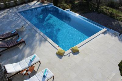 Villa Yanko, free parking, heated pool, sea view, own children's playground, excellent facilities