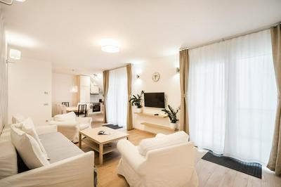 The Lion's Loft Apartment - 4BR & 3BA - Terrace - AC