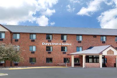 Days Inn & Suites by Wyndham Des Moines Airport