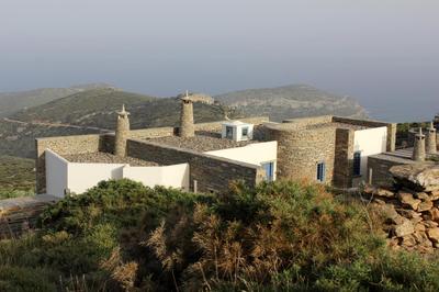 Bioclimatic stone built villa