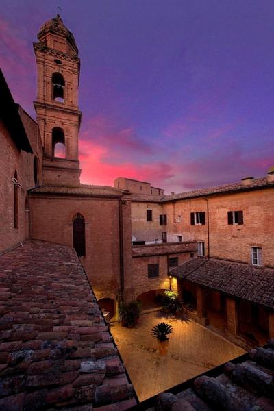 Il Chiostro Del Carmine