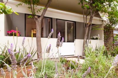 Sweet Suite Flora in Vouliagmeni