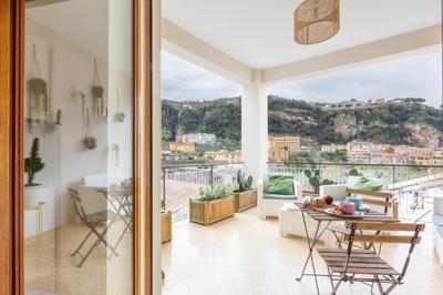 SorrentoVibes - Luxury Four Bedroom Home with Amazing Terraces in Sorrento