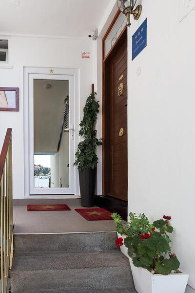 Apartment One , sea view , free parking