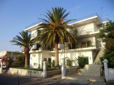 Akrotiri Hotel