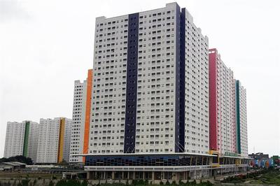 Easy Access to Mall 2BR Green Pramuka City Apartment By Travelio