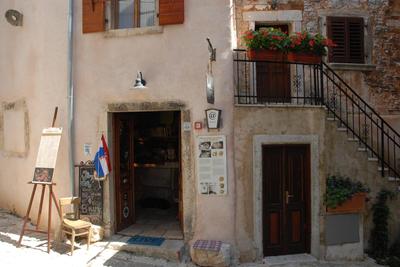 Kamene Priče rooms, music and food