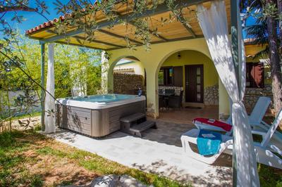 Lee house, WI-FI,FREE PARKING, HOT TUBE