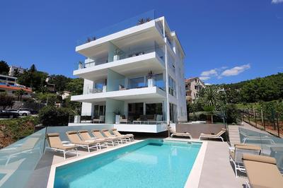 New apartment with swimming pool near the beach
