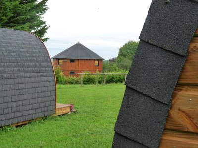 La maison ronde et ses 2 cahutes