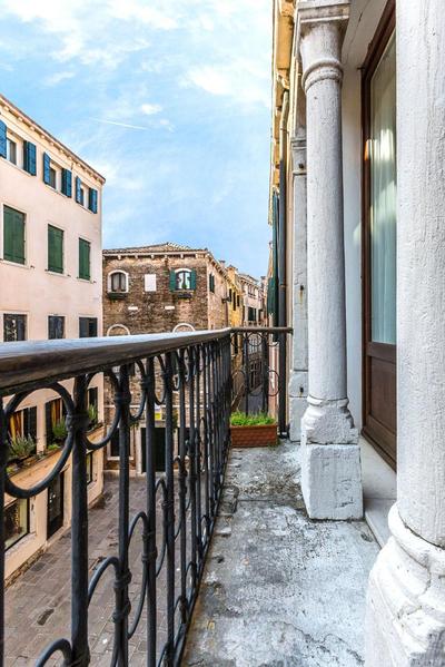Ca' Grassi 2 Apartment in San Marco with Balcony