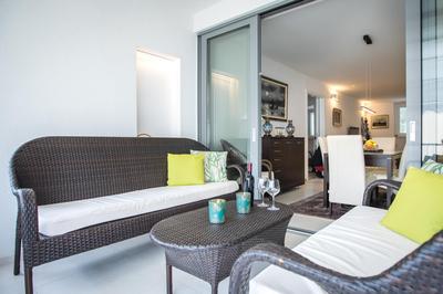 Spacious modern apartment close to the beach
