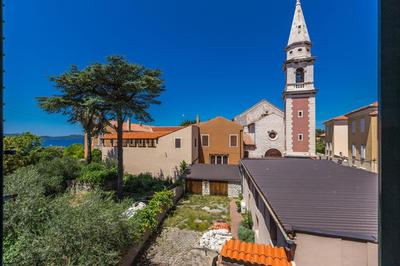 Forum 2BR apartment in old town
