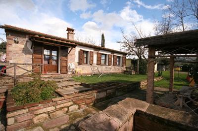 Acacia casetta con giardino