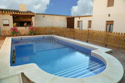 Casa Rural la Quinteria de Sancho piscina para tres apartamentos