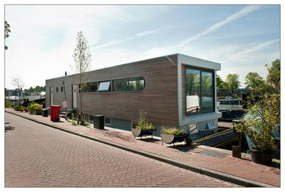 Newly renovated houseboat The Waterhouse