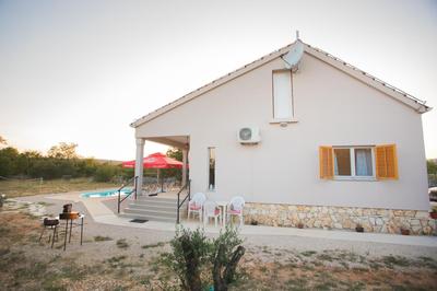 Holiday home with pool Kristal