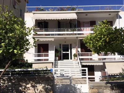 Vouliagmeni seaside flat