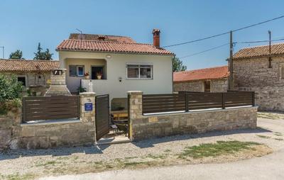 Villa Kris with Pool in Mrgani