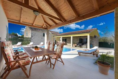 Beautiful Villa Petra with Summer Kitchen and Pool