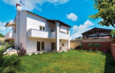Garden apartment with terrace and grill