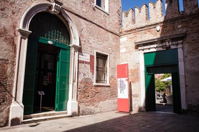Venezia Biennale Bianco & Rosso