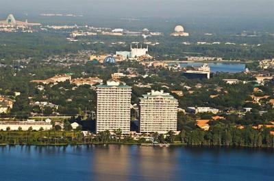 Penthouse Close to Disney area and Malls water view