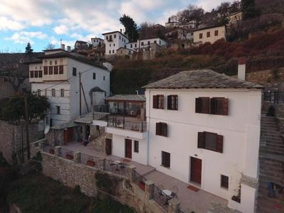 1822 Makrinitsa Suites
