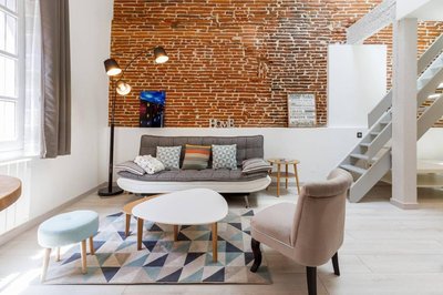 Charming Renovated Old Apartment at Place des Carmes