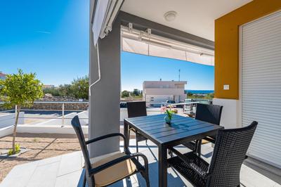 Dario 1. modern & luxury ap. with a pool