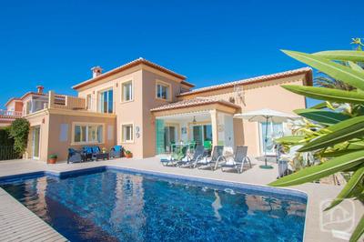 Villa Las Flores by Abahana Villas