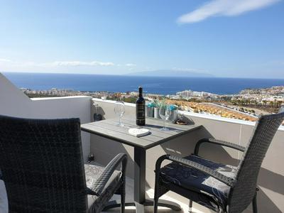 Views, international channels, A-C, pool, bar