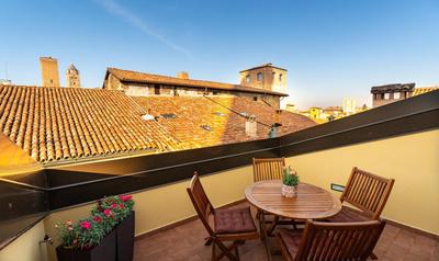 Asinelli Panoramic Rooftop, In front of the Two Towers