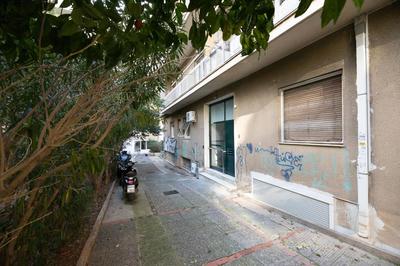 Top sightseeing 3rd floor studio on a paved road!