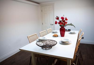 Apt 3, Trafalgar Sq Duplex, 3rd & 4th floor by Indigo Flats
