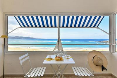 Las Canteras Seafront Apartment by VillaGranCanaria