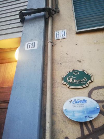 "7 SORELLE B&B" camere in pieno centro città con bagno privato, FREE HIGH SPEED WI-FI, NETFLIX