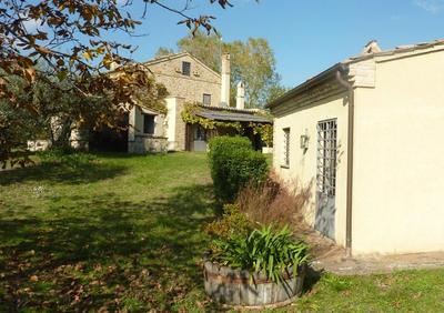 Casale Oliva in a landscape of oaks, olive e cherry trees