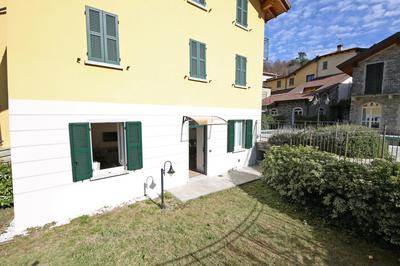 BELLAGIO DREAMS APT, pool, with private garden, near lake
