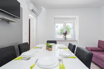Balen city central house for 8