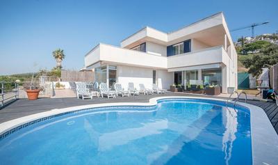 Villa Med A 2 kilometros andando de la playa, del puerto de Aguadoç y a 4 del centro de Sitges Muy Soleada todo el dia Capacidad superior a 16 personas NO 