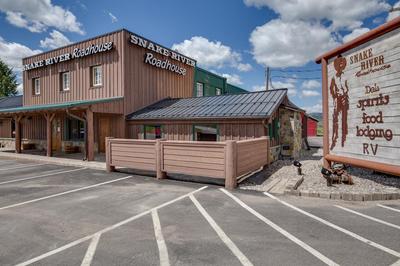 Snake River Roadhouse by KABINO Air Conditioning WiFi Bar Below Pool Table Shuffleboard Yummy Food