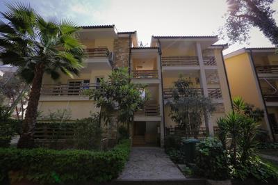 Pine-Tree Apt w/ Private Garden 50 m from the Sea