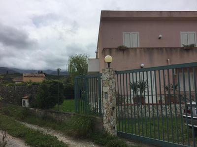 Villetta immersa nel verde ma vicina al mare