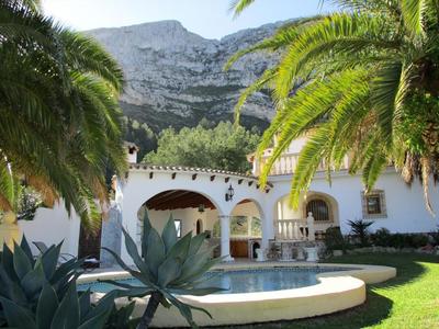 Villa Lau by Aguilarent