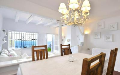 Casa blanca de Begur con vistas al mar y piscina